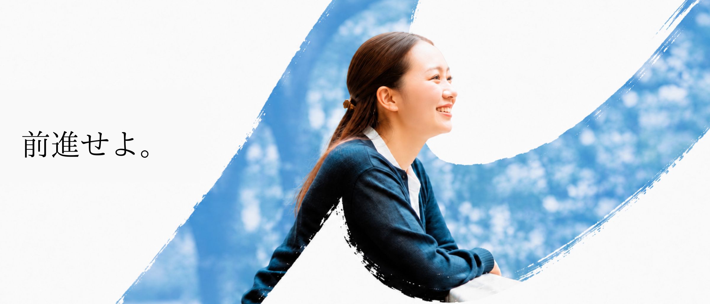 自然光のオフィスで、社員が働いている様子