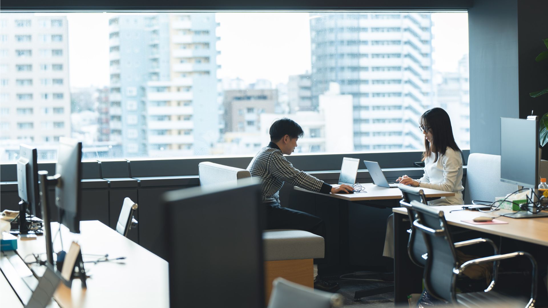 1on1風景。社員2名がカフェスペースで話している様子